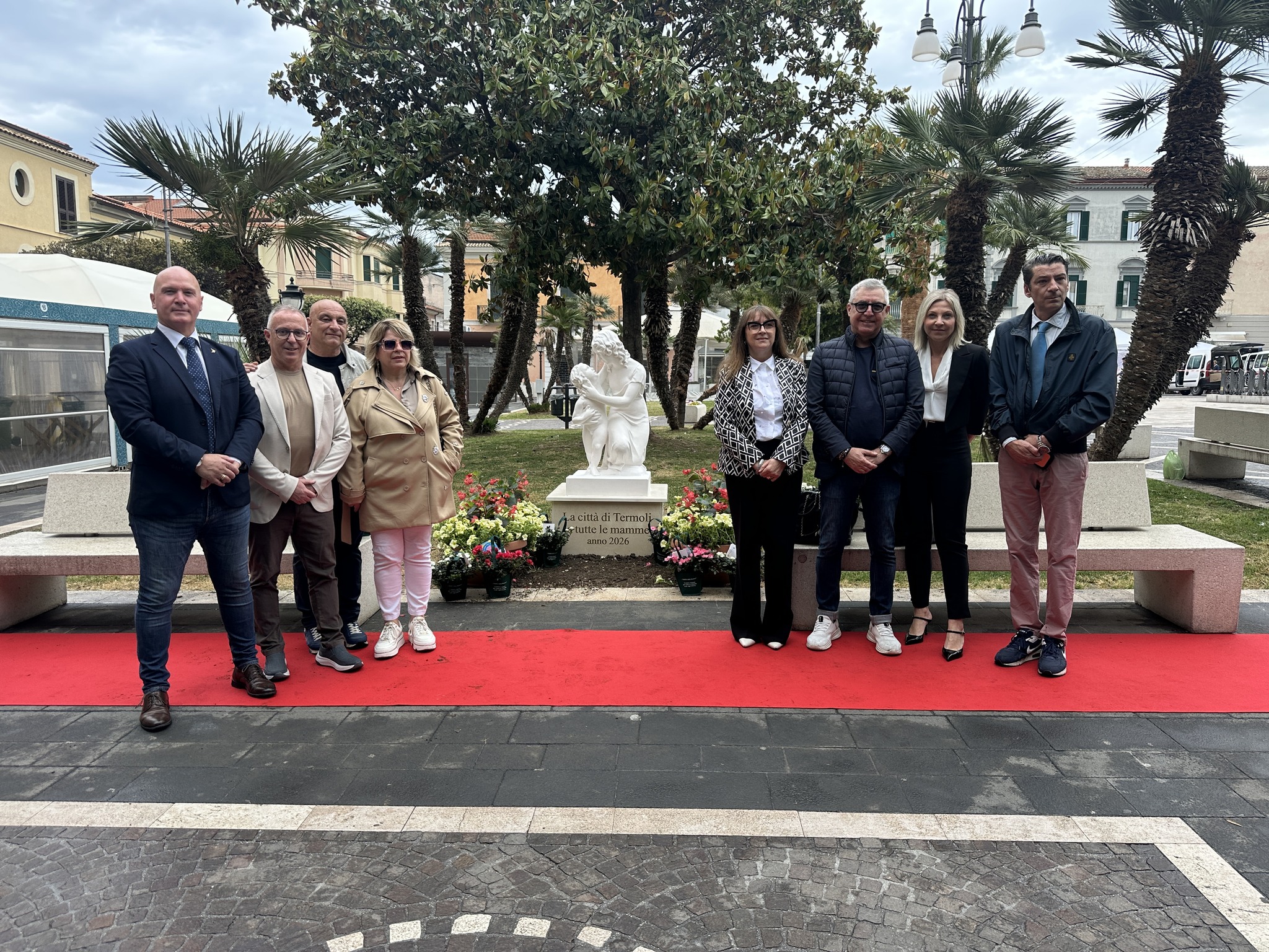 Termoli, inaugurata in piazza Vittorio Veneto la statua dedicata alle mamme